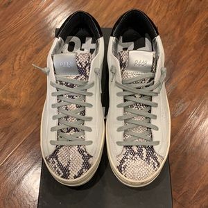 P448 John Sneaker with white/grey snake, size 38